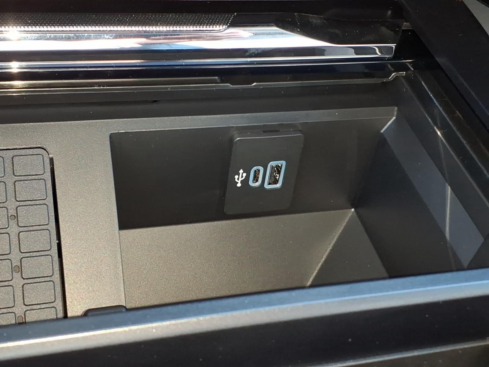 2027 Ford Super Duty F-350 Lariat